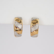 Cargar imagen en el visor de la galería, Aretes Huggies en oro facetado 14k.