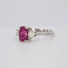 Cargar imagen en el visor de la galería, Anillo en oro blanco 14k con rubí y diamantes.