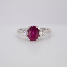 Cargar imagen en el visor de la galería, Anillo en oro blanco 14k con rubí y diamantes.