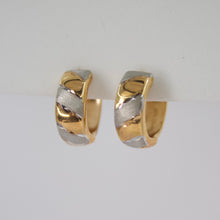 Cargar imagen en el visor de la galería, Aretes Huggies en oro facetado 14k.