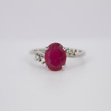 Cargar imagen en el visor de la galería, Anillo  oro blanco 14k con rubí y diamantes.