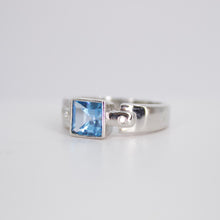 Cargar imagen en el visor de la galería, Anillo en oro blanco 14k con topacio y diamantes.