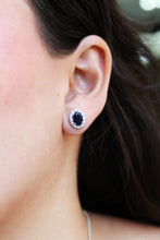 Cargar imagen en el visor de la galería, Aretes en oro blanco 14k con zafiro y diamantes..