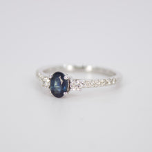 Cargar imagen en el visor de la galería, Anillo en oro blanco 14k con diamantes y zafiro.