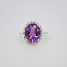 Cargar imagen en el visor de la galería, Anillo en oro blanco 14k con amatista y diamantes.