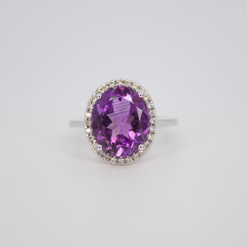 Anillo en oro blanco 14k con amatista y diamantes.