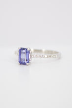 Cargar imagen en el visor de la galería, Anillo con zafiro y diamantes.
