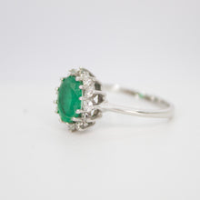 Cargar imagen en el visor de la galería, Anillo en oro blanco 14k con esmeralda y diamantes.