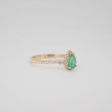 Cargar imagen en el visor de la galería, Anillo en oro amarillo 14k con esmeralda y zirconias.