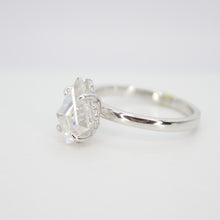 Cargar imagen en el visor de la galería, Anillo en oro blanco de 14k con moissanita.