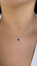Cargar imagen en el visor de la galería, Gargantilla en oro blanco 14k con zafiro y diamantes.
