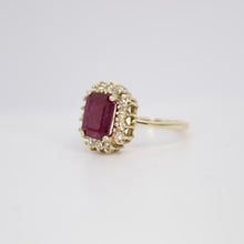 Cargar imagen en el visor de la galería, Anillo en oro amarillo 14k con rubí y diamantes.