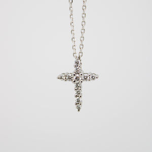 Cruz en oro blanco 14k con diamantes.