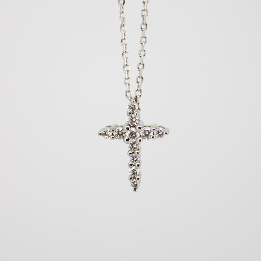 Cruz en oro blanco 14k con diamantes.