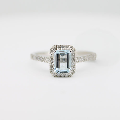 Anillo oro blanco 14k con aguamarina y diamantes.