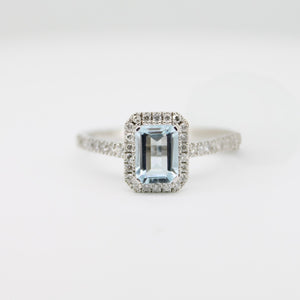 Anillo oro blanco 14k con aguamarina y diamantes.
