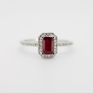Anillo oro blanco 14k con rubí y diamantes.