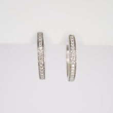 Cargar imagen en el visor de la galería, Arracadas en oro blanco 14k con diamantes.