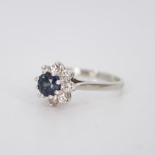 Cargar imagen en el visor de la galería, Anillo en oro blanco 14k con diamantes y zafiro.