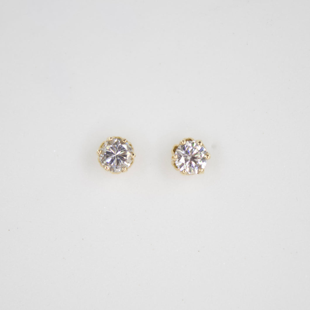 Aretes en oro amarillo 14k con diamantes.