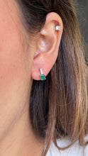 Cargar imagen en el visor de la galería, Aretes en oro blanco 14k con esmeraldas y diamantes.