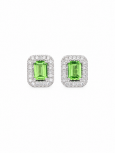 Cargar imagen en el visor de la galería, Aretes fabricado en oro blanco de 14k, con granate tsavorita y diamantes naturales.