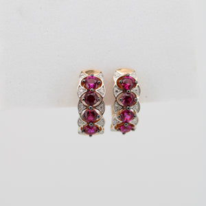 Aretes en oro amarillo 14k con rubíes y diamantes.