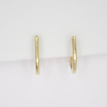 Cargar imagen en el visor de la galería, Huggies en oro amarillo 14k.