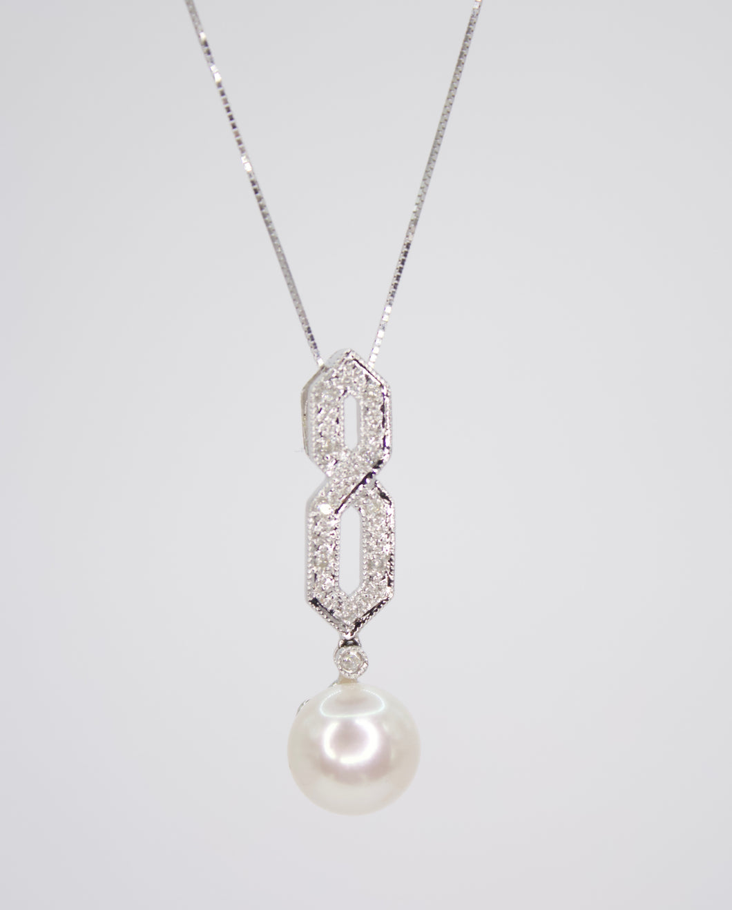 Dije con Perlas y Diamantes.