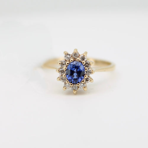 Anillo oro amarillo 14k con zafiro y diamantes.