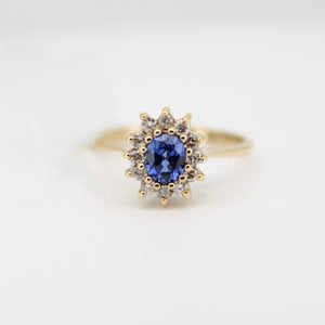 Anillo oro amarillo 14k con zafiro y diamantes.