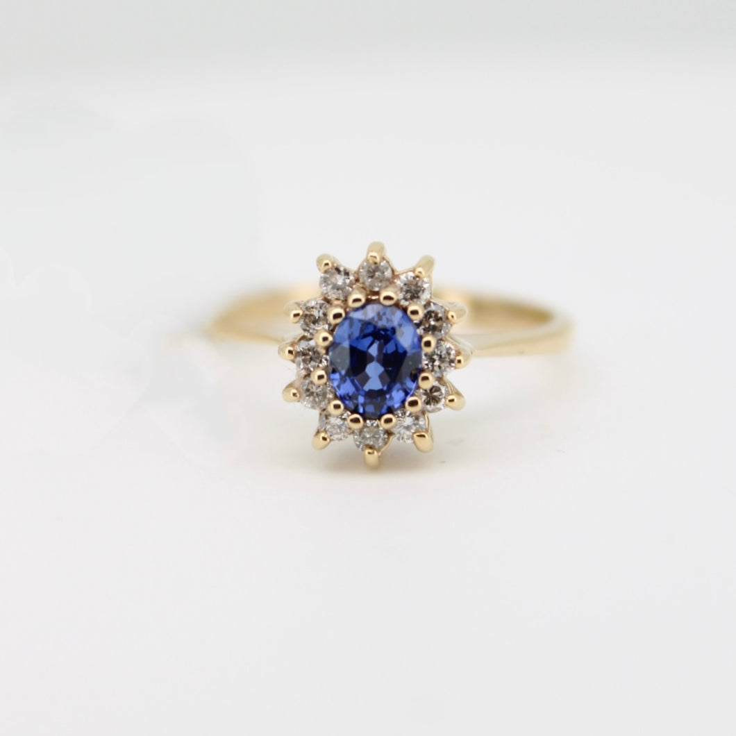 Anillo oro amarillo 14k con zafiro y diamantes.