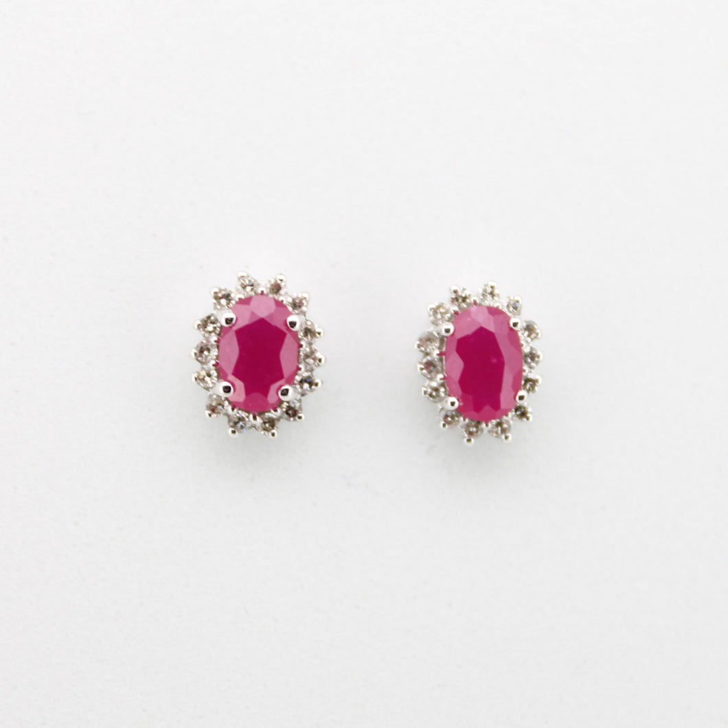 Aretes en oro blanco 14k con rubíes y diamantes.