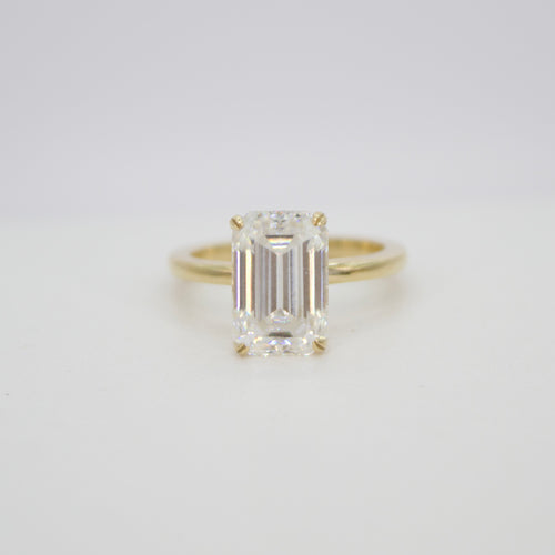 Anillo oro amarillo 14k con moissanita.