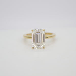 Anillo oro amarillo 14k con moissanita.