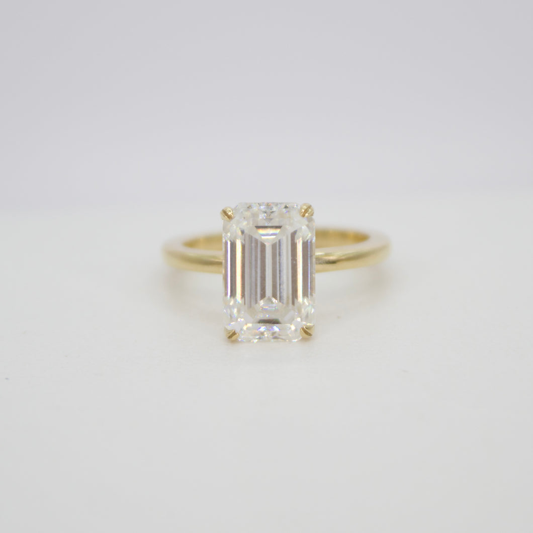 Anillo oro amarillo 14k con moissanita.