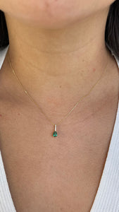 Gargantilla en oro amarillo 14k con esmeralda y diamantes.