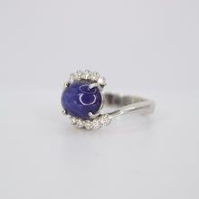 Cargar imagen en el visor de la galería, Anillo en oro blanco 18k con zafiro estrella y diamantes.