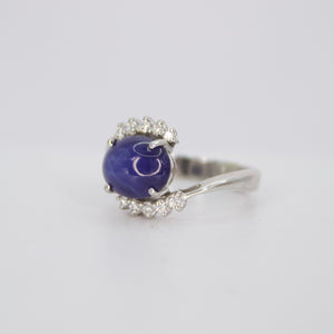 Anillo en oro blanco 18k con zafiro estrella y diamantes.