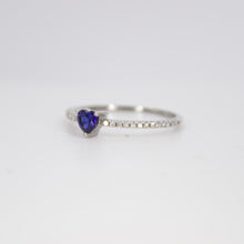 Cargar imagen en el visor de la galería, Anillo en oro blanco 14k con zafiro y diamantes.