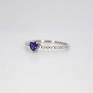 Anillo en oro blanco 14k con zafiro y diamantes.