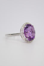 Cargar imagen en el visor de la galería, Anillo en oro blanco 14k con amatista y diamantes.