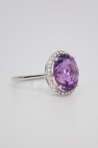 Anillo en oro blanco 14k con amatista y diamantes.