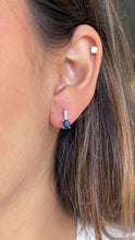 Cargar imagen en el visor de la galería, Aretes en oro blanco 14k con zafiros y diamantes.