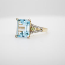 Cargar imagen en el visor de la galería, Anillo fabricado en oro amarillo 14k, con topacio, peridotos y diamantes