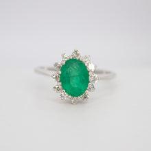 Cargar imagen en el visor de la galería, Anillo en oro blanco 14k con esmeralda y diamantes.