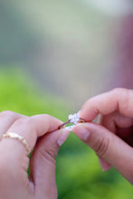 Cargar imagen en el visor de la galería, Anillo corazón en oro blanco 14k con diamantes.