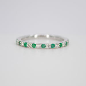 Churumbela en oro blanco 14k con esmeraldas y diamantes.