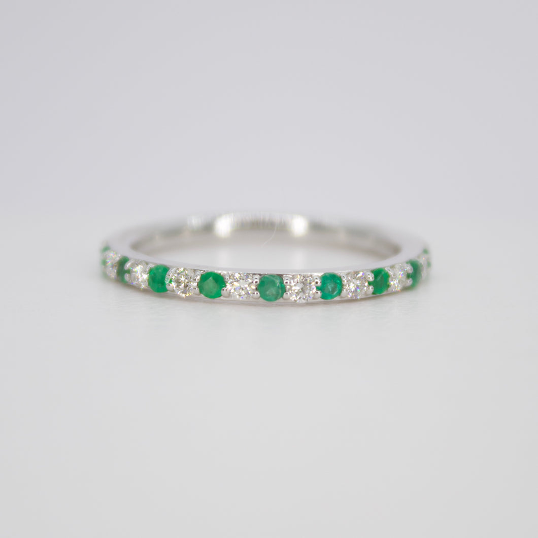 Churumbela en oro blanco 14k con esmeraldas y diamantes.