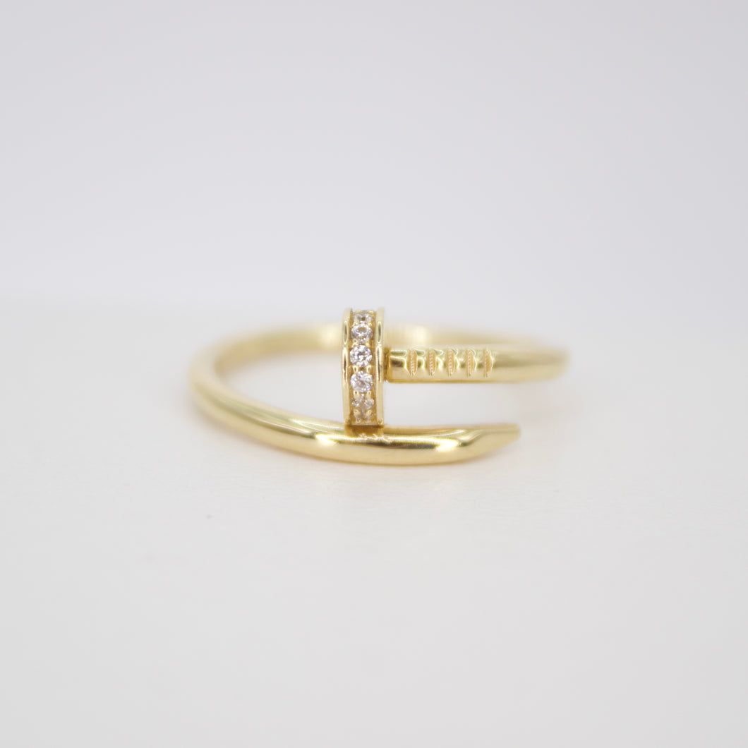 Anillo tornillo en oro amarillo 14k con zirconias.